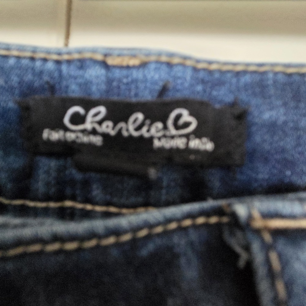 CHARLIE B Womans Jeans Bootcut Stle With Unique Fringe Hem ~ EUC ~ - Picture 2 of 4